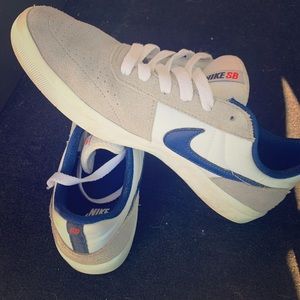 Nike SB tennis shoes